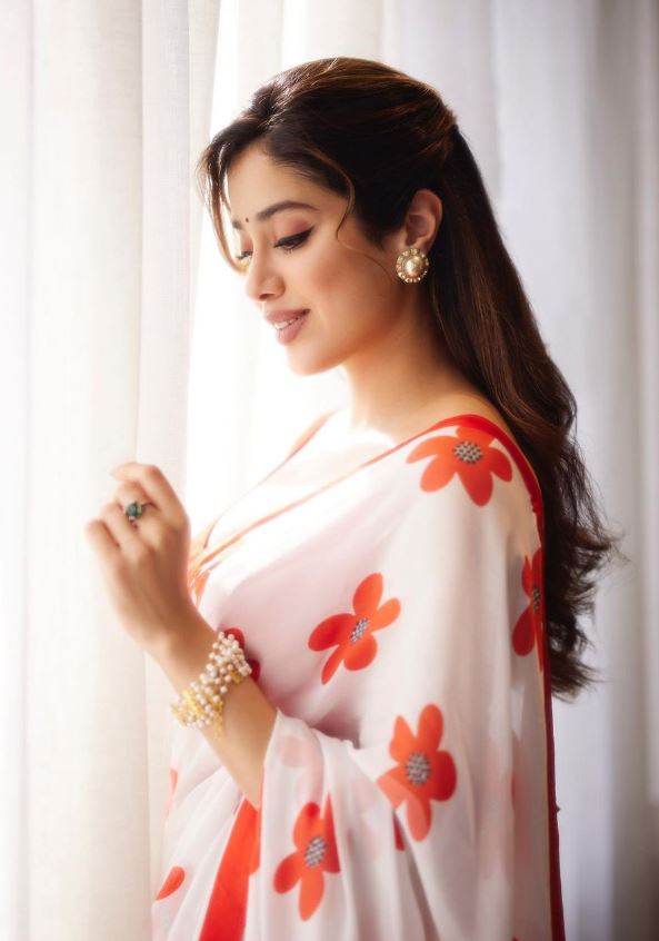 Janhvi Kapoor is Truly a Saree Slay Queen | Janhvi's Most Gorgeous Looks in Saree